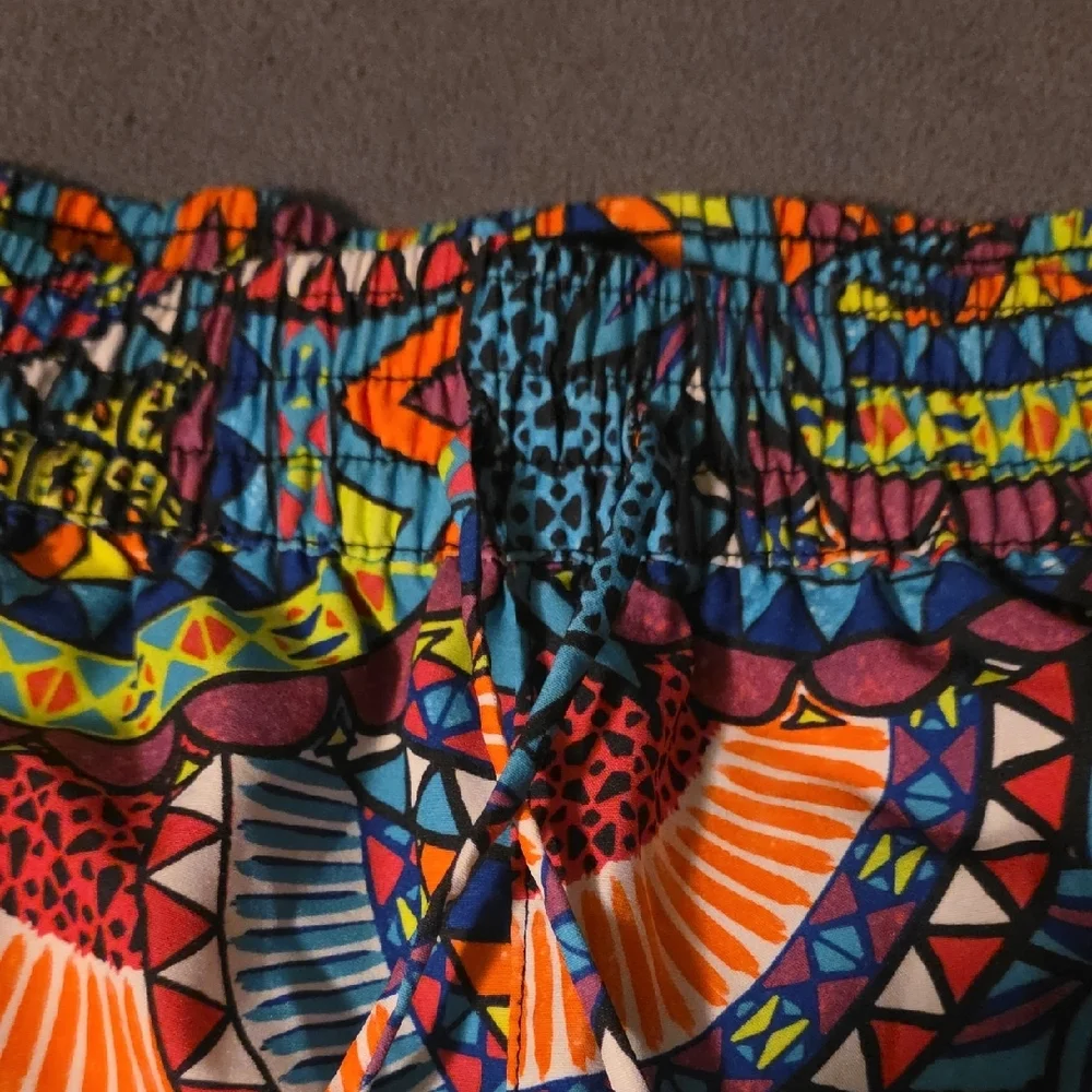 No Boundaries Multicolor Geometric Women's Athletic Shorts - Picture 2 of 4